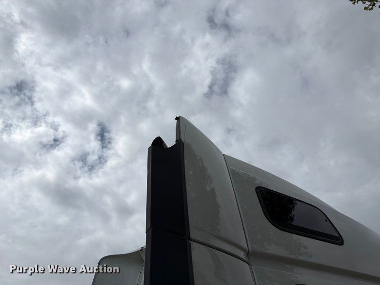 image for item FJ2004 2013 Volvo VNL semi truck
