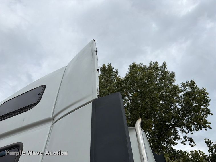 image for item FJ2004 2013 Volvo VNL semi truck