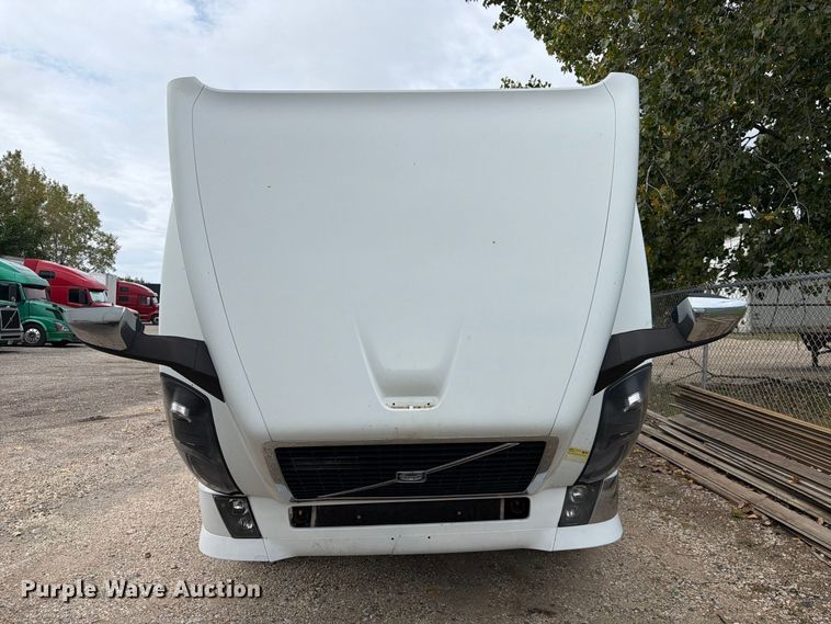 image for item FJ2004 2013 Volvo VNL semi truck
