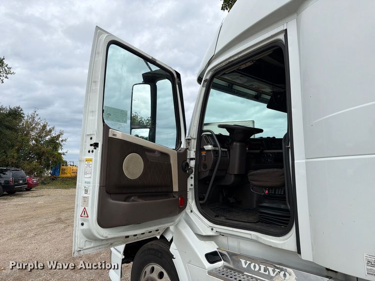 image for item FJ2004 2013 Volvo VNL semi truck