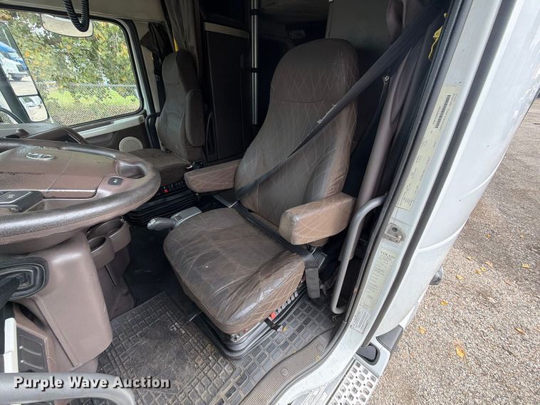 image for item FJ2004 2013 Volvo VNL semi truck