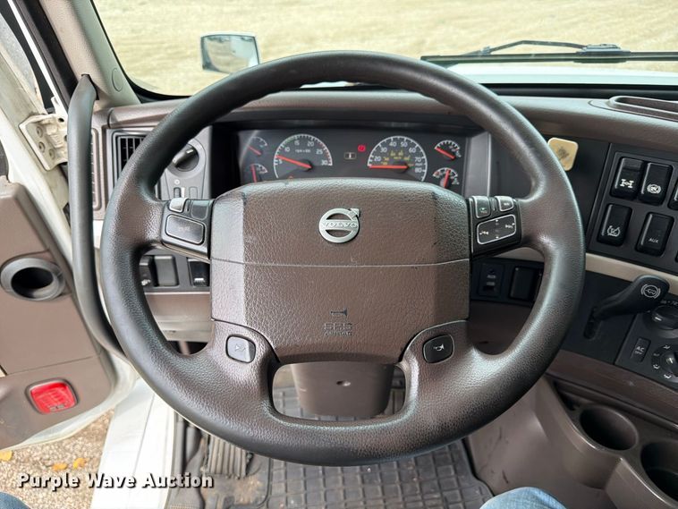 image for item FJ2004 2013 Volvo VNL semi truck