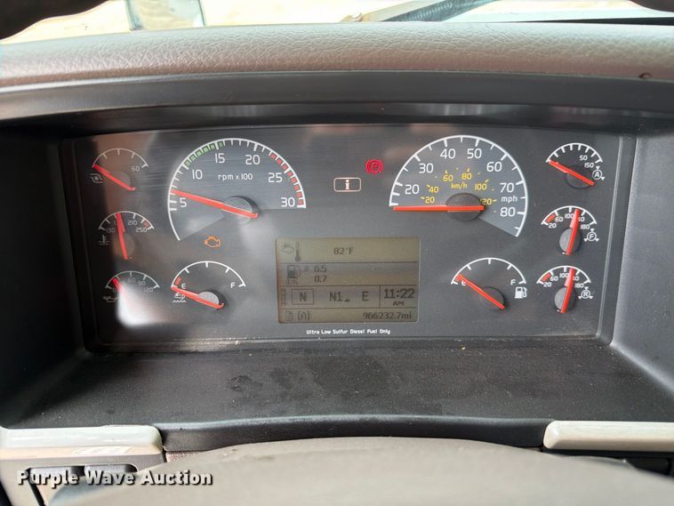 image for item FJ2004 2013 Volvo VNL semi truck