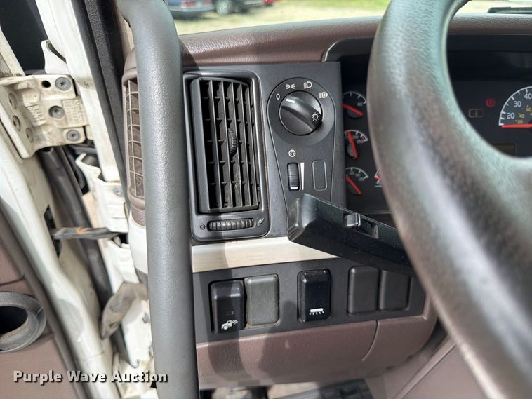 image for item FJ2004 2013 Volvo VNL semi truck