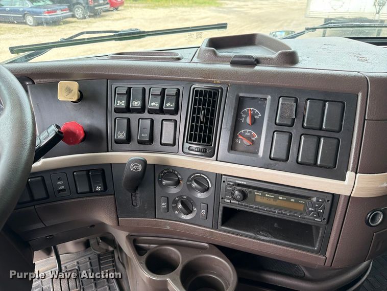 image for item FJ2004 2013 Volvo VNL semi truck