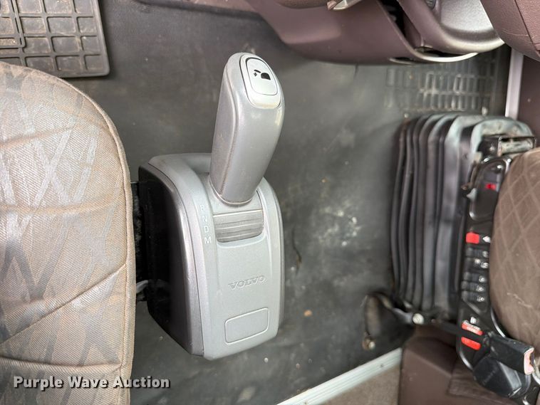 image for item FJ2004 2013 Volvo VNL semi truck