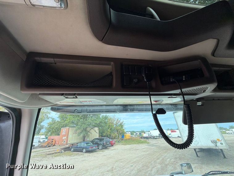 image for item FJ2004 2013 Volvo VNL semi truck