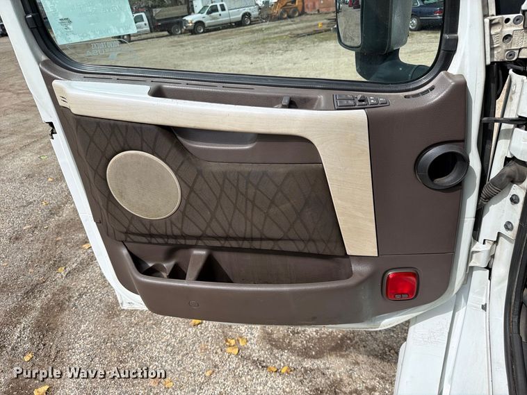 image for item FJ2004 2013 Volvo VNL semi truck