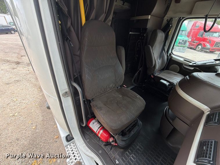 image for item FJ2004 2013 Volvo VNL semi truck