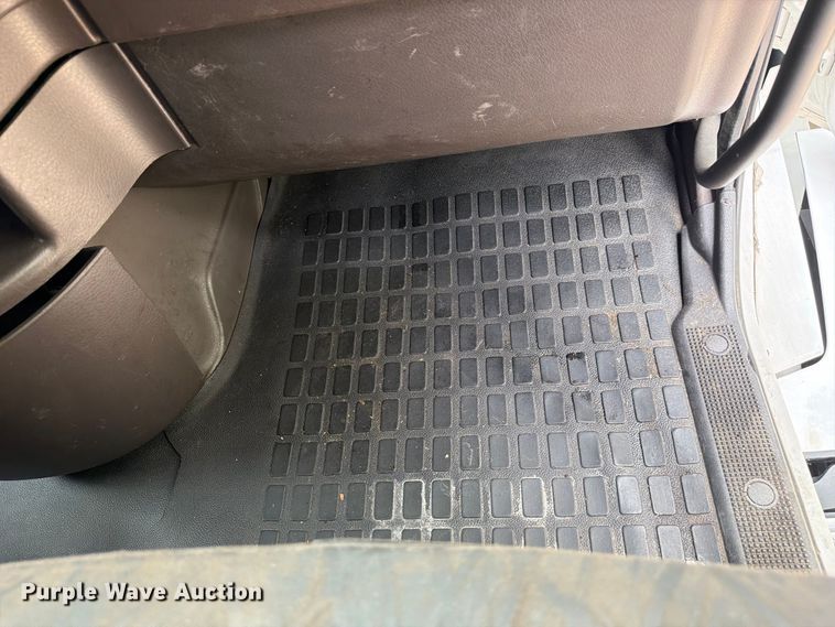 image for item FJ2004 2013 Volvo VNL semi truck