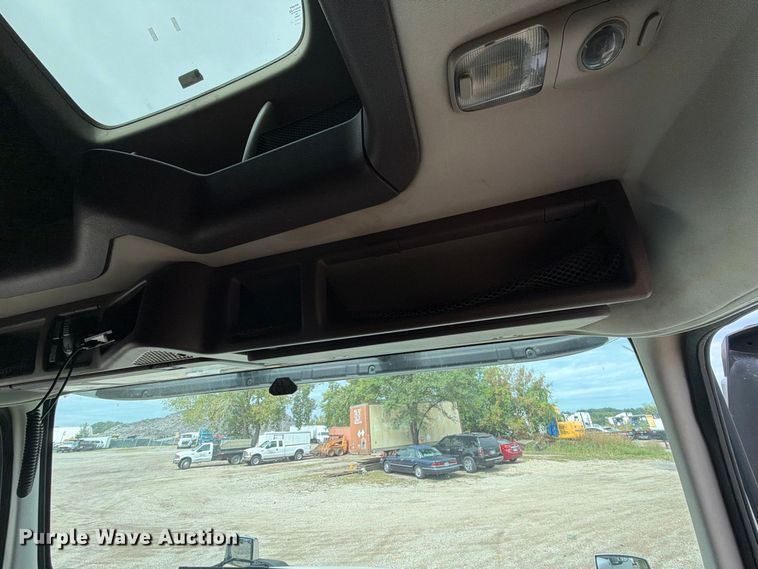 image for item FJ2004 2013 Volvo VNL semi truck