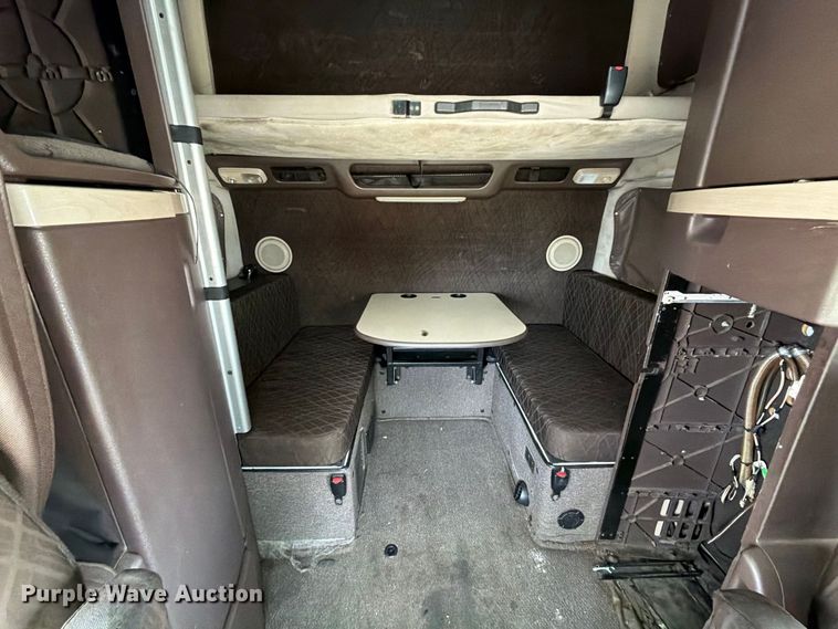 image for item FJ2004 2013 Volvo VNL semi truck