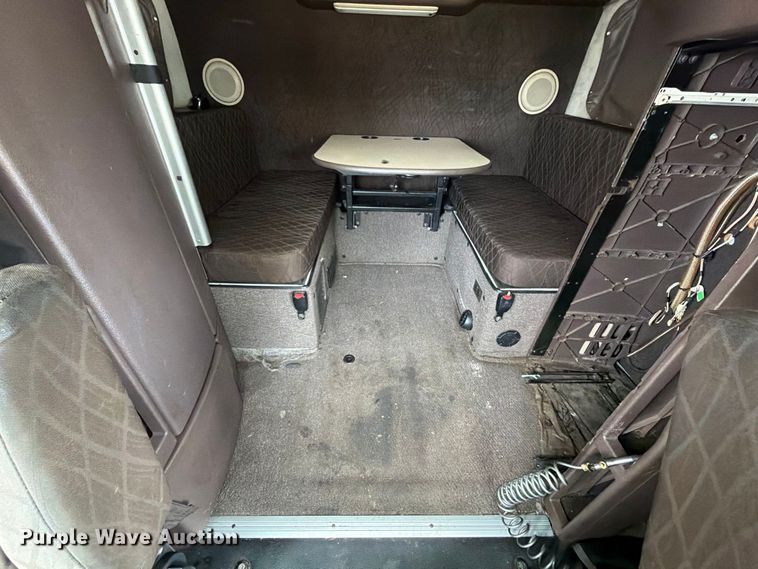 image for item FJ2004 2013 Volvo VNL semi truck