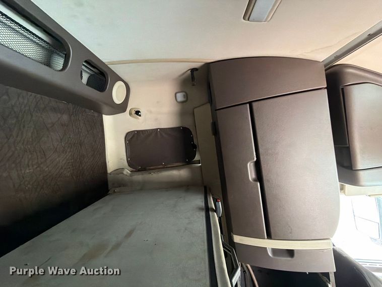 image for item FJ2004 2013 Volvo VNL semi truck