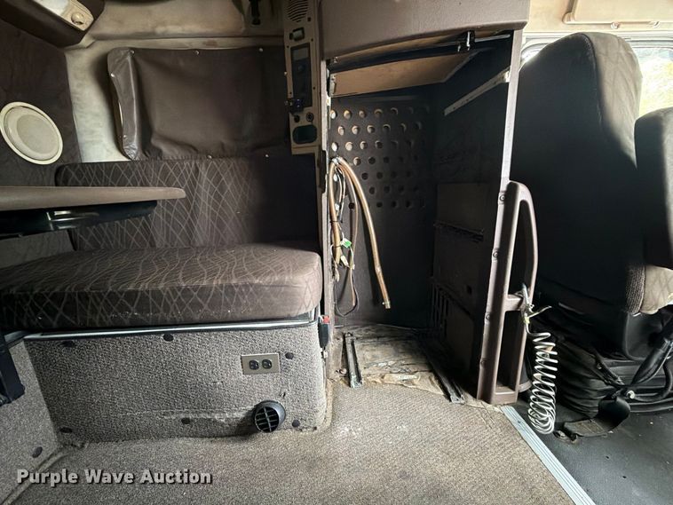 image for item FJ2004 2013 Volvo VNL semi truck