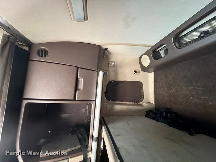 image for item FJ2004 2013 Volvo VNL semi truck