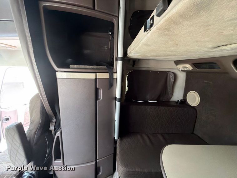 image for item FJ2004 2013 Volvo VNL semi truck