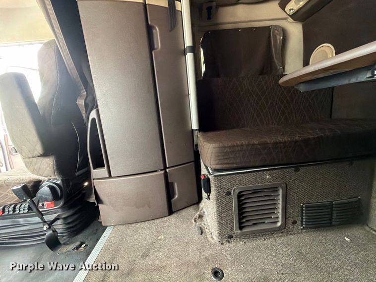 image for item FJ2004 2013 Volvo VNL semi truck