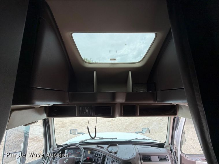 image for item FJ2004 2013 Volvo VNL semi truck