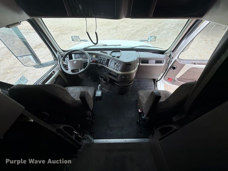 image for item FJ2004 2013 Volvo VNL semi truck