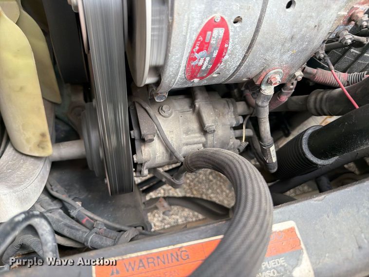 image for item FJ2004 2013 Volvo VNL semi truck