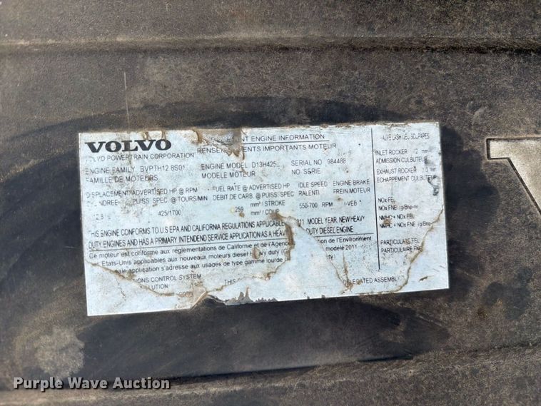 image for item FJ2004 2013 Volvo VNL semi truck