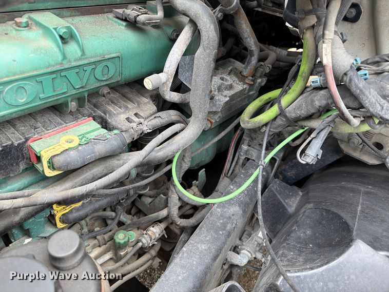 image for item FJ2004 2013 Volvo VNL semi truck