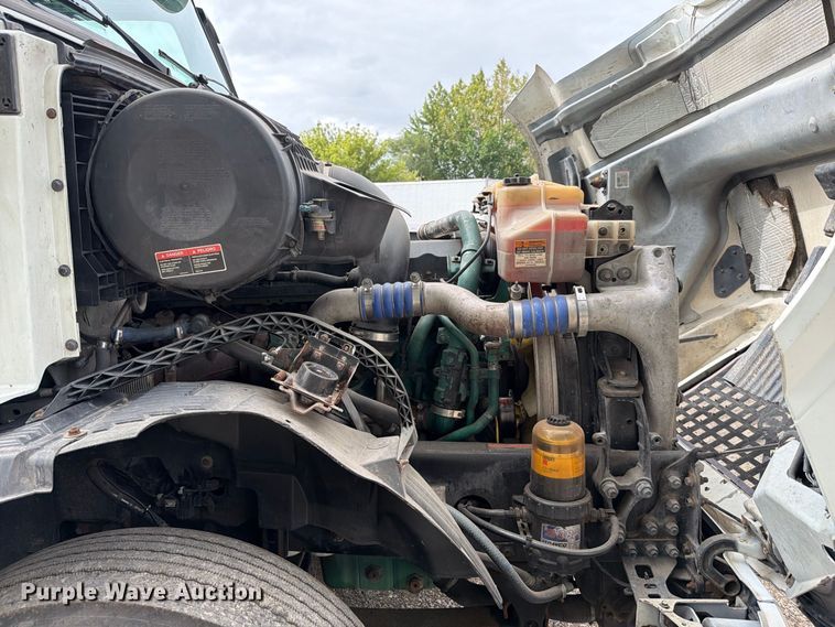 image for item FJ2004 2013 Volvo VNL semi truck