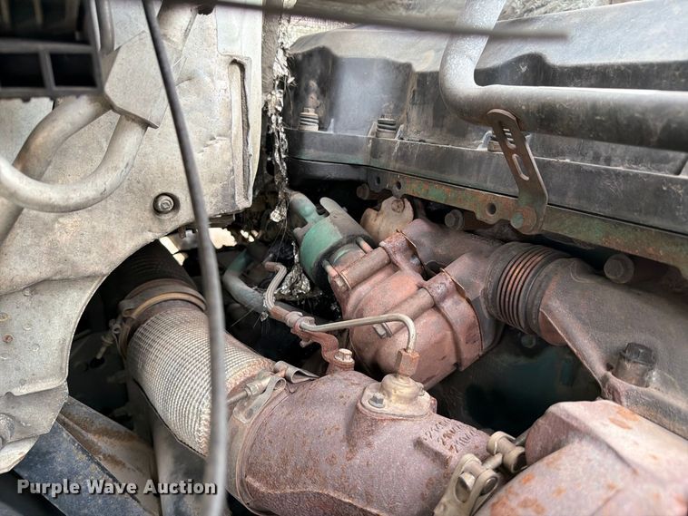 image for item FJ2004 2013 Volvo VNL semi truck