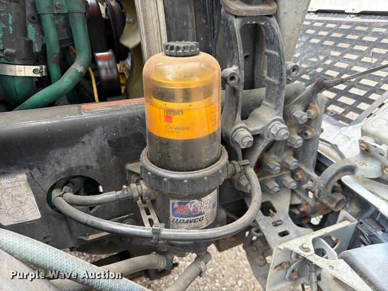 image for item FJ2004 2013 Volvo VNL semi truck