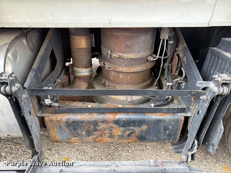 image for item FJ2004 2013 Volvo VNL semi truck