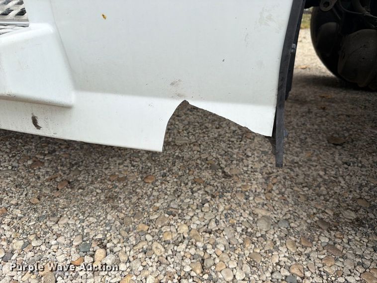 image for item FJ2004 2013 Volvo VNL semi truck