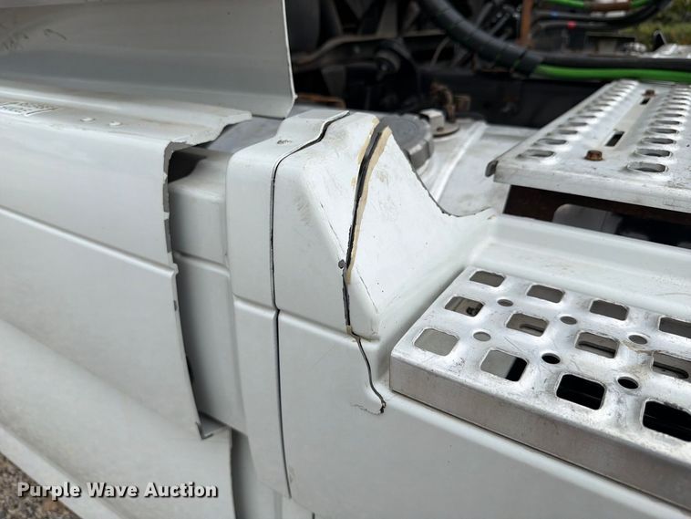 image for item FJ2004 2013 Volvo VNL semi truck