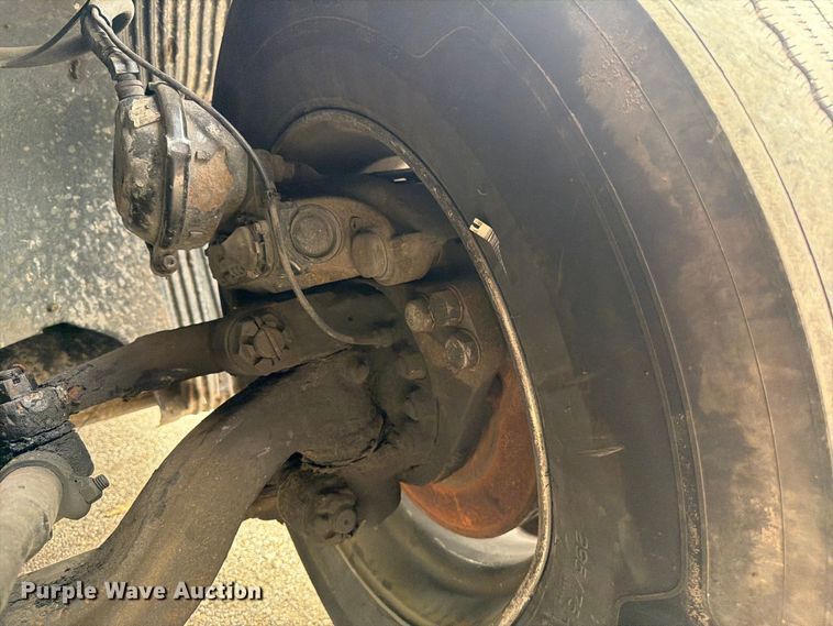 image for item FJ2004 2013 Volvo VNL semi truck
