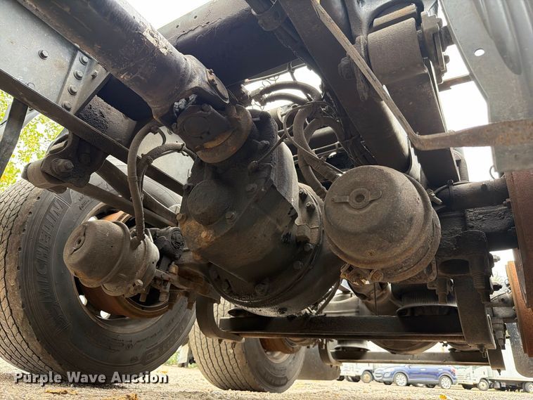 image for item FJ2004 2013 Volvo VNL semi truck