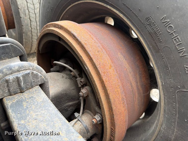 image for item FJ2004 2013 Volvo VNL semi truck