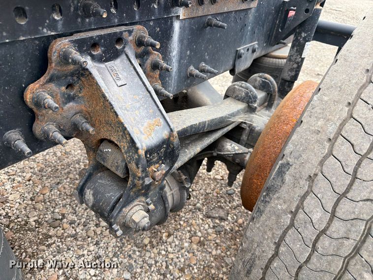 image for item FJ2004 2013 Volvo VNL semi truck
