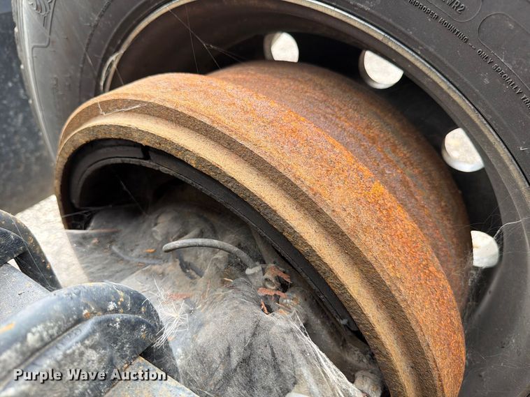 image for item FJ2004 2013 Volvo VNL semi truck