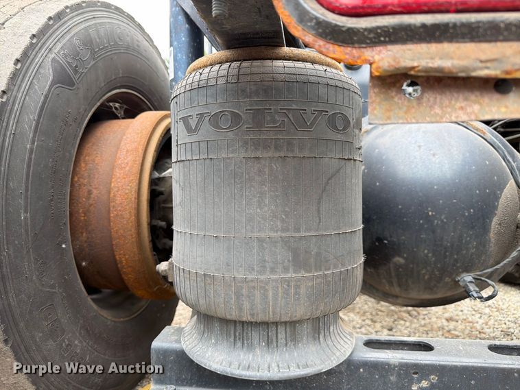 image for item FJ2004 2013 Volvo VNL semi truck