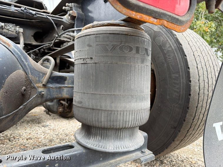 image for item FJ2004 2013 Volvo VNL semi truck