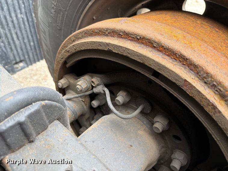 image for item FJ2004 2013 Volvo VNL semi truck