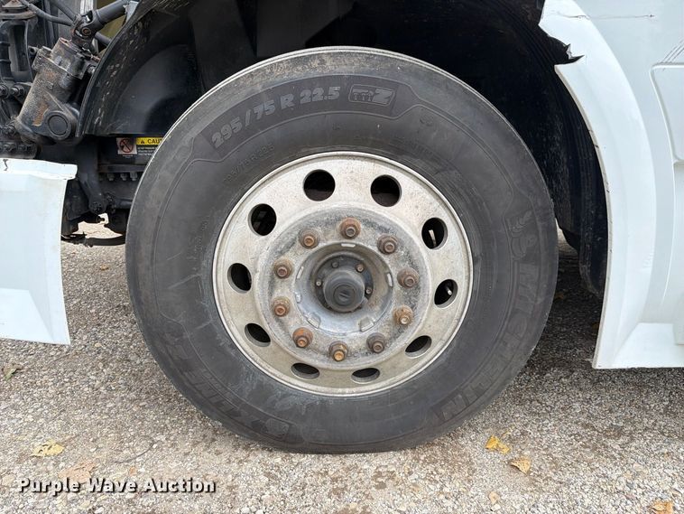 image for item FJ2004 2013 Volvo VNL semi truck