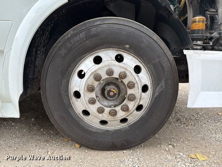 image for item FJ2004 2013 Volvo VNL semi truck
