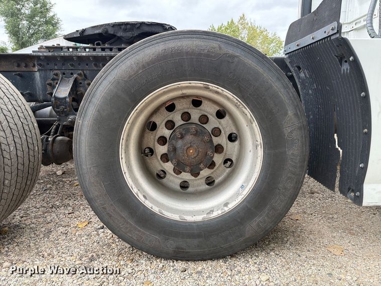 image for item FJ2004 2013 Volvo VNL semi truck