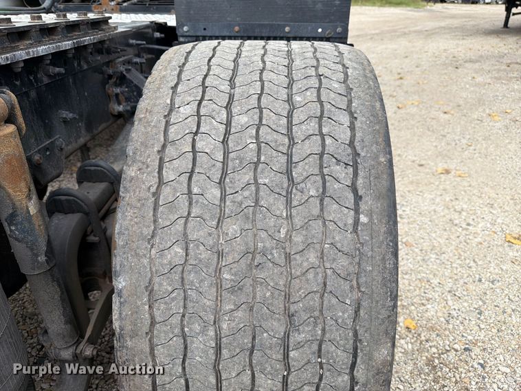 image for item FJ2004 2013 Volvo VNL semi truck