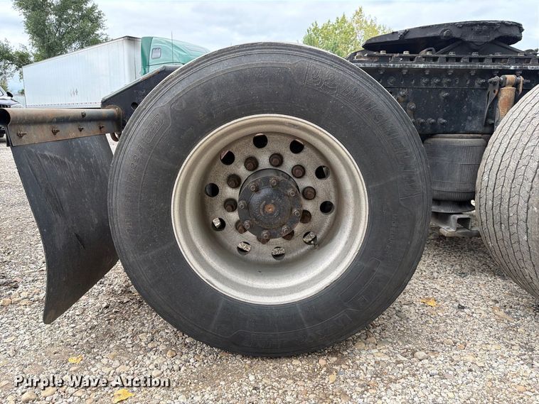 image for item FJ2004 2013 Volvo VNL semi truck