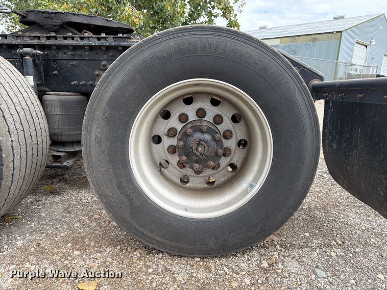 image for item FJ2004 2013 Volvo VNL semi truck