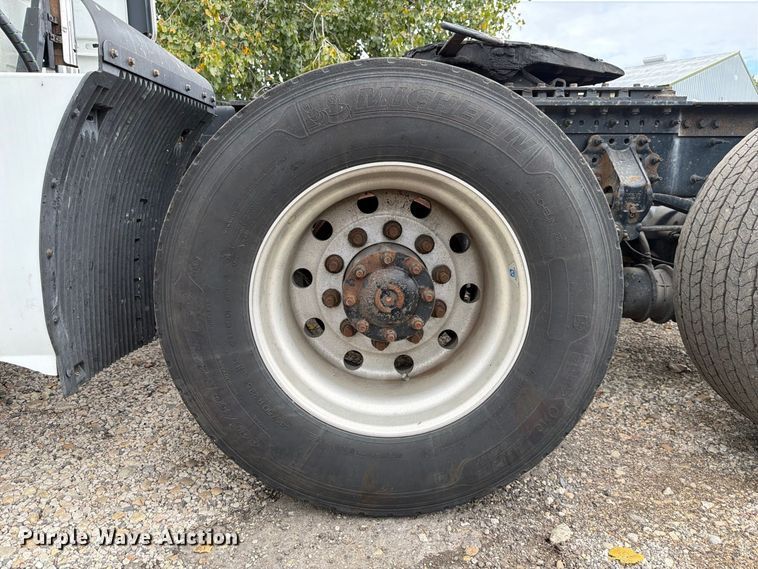 image for item FJ2004 2013 Volvo VNL semi truck
