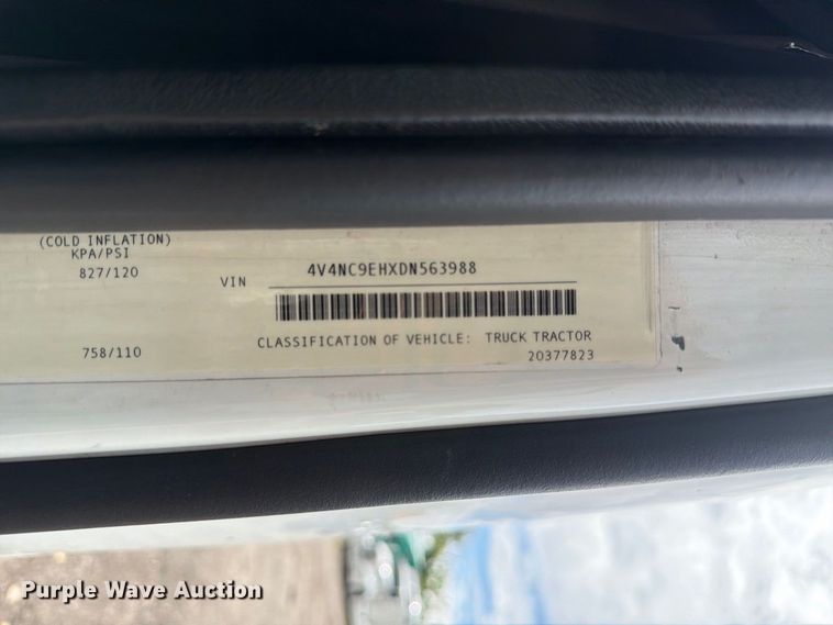 image for item FJ2004 2013 Volvo VNL semi truck