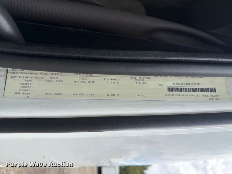 image for item FJ2004 2013 Volvo VNL semi truck